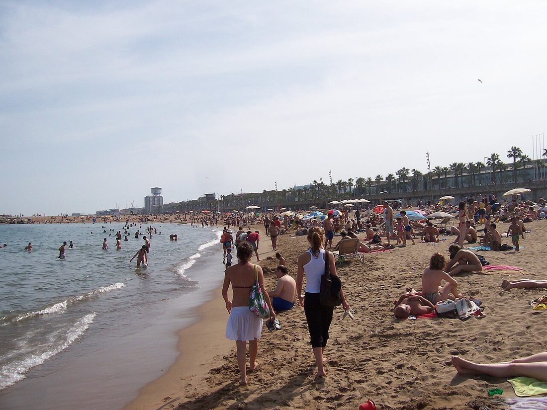 Playa urbana de la Barceloneta junto al paseo marítimo de Barcelona