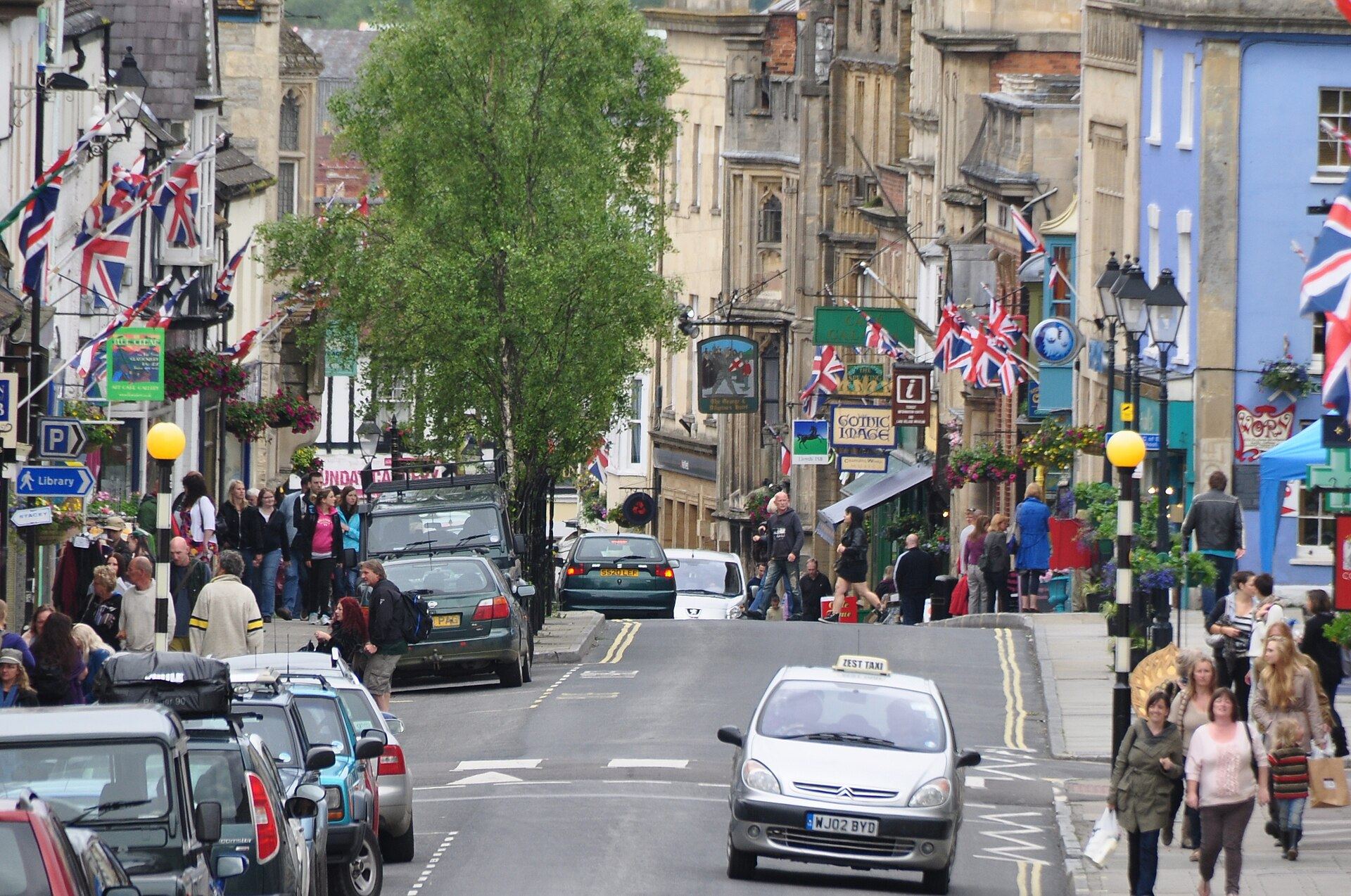 Fachadas y comercios en la High Street de Glastonbury