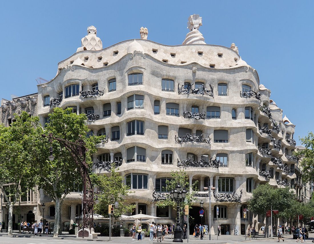 Fachada ondulada de piedra de la Casa Milà, La Pedrera, en Barcelona