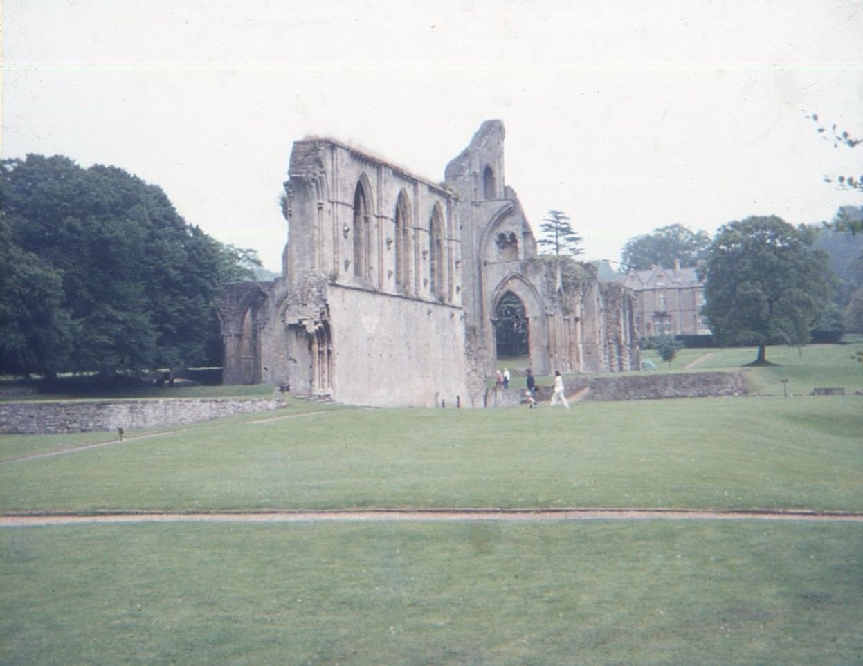 Ruinas de piedra de la Abadía de Glastonbury sobre el césped