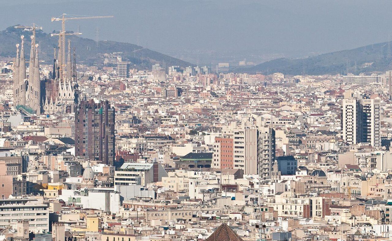 Vista panorámica de Barcelona con la ciudad histórica y la Sagrada Família al fondo