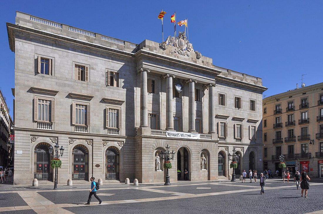 Fachada neoclásica de la Casa de la Ciutat, sede del Ayuntamiento de Barcelona
