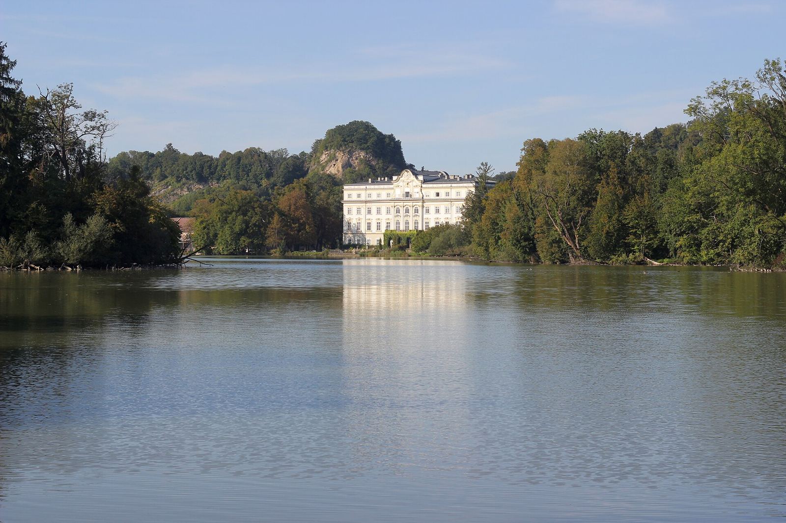 Palacio Leopoldskron reflejado en su lago en Salzburgo