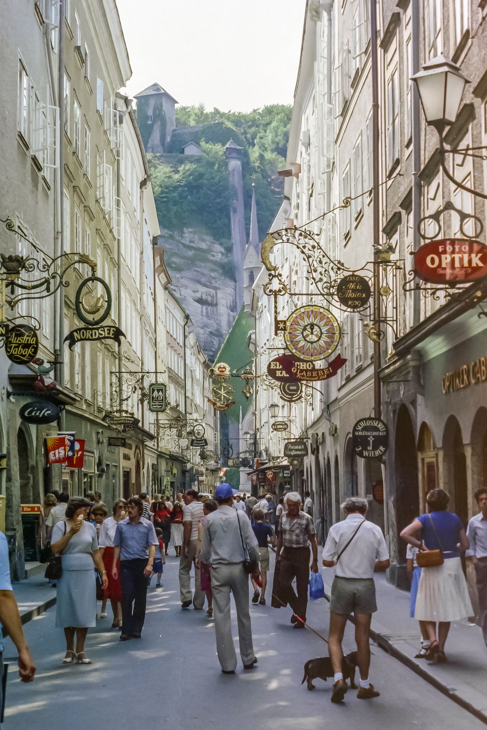 Calle Getreidegasse de Salzburgo con sus letreros de hierro forjado
