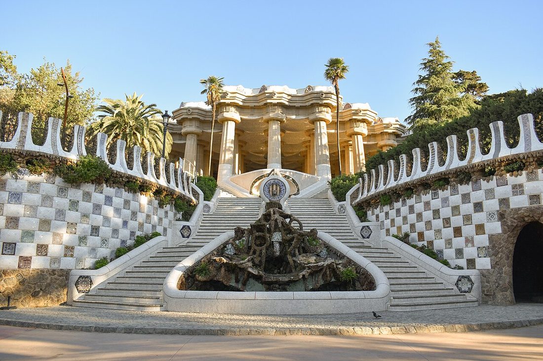 Terraza de mosaicos y pabellones del Park Güell de Gaudí en Barcelona