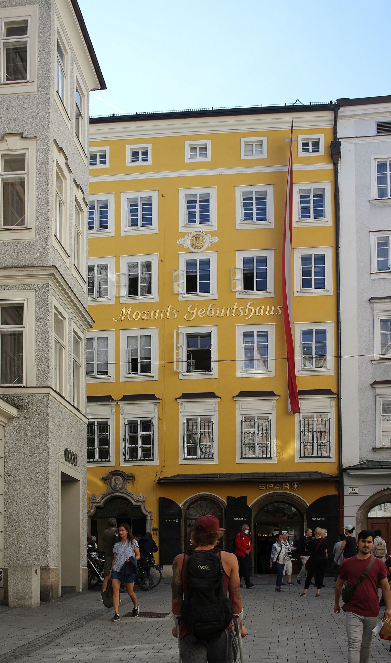 Fachada amarilla de la casa natal de Mozart en Getreidegasse 9, Salzburgo