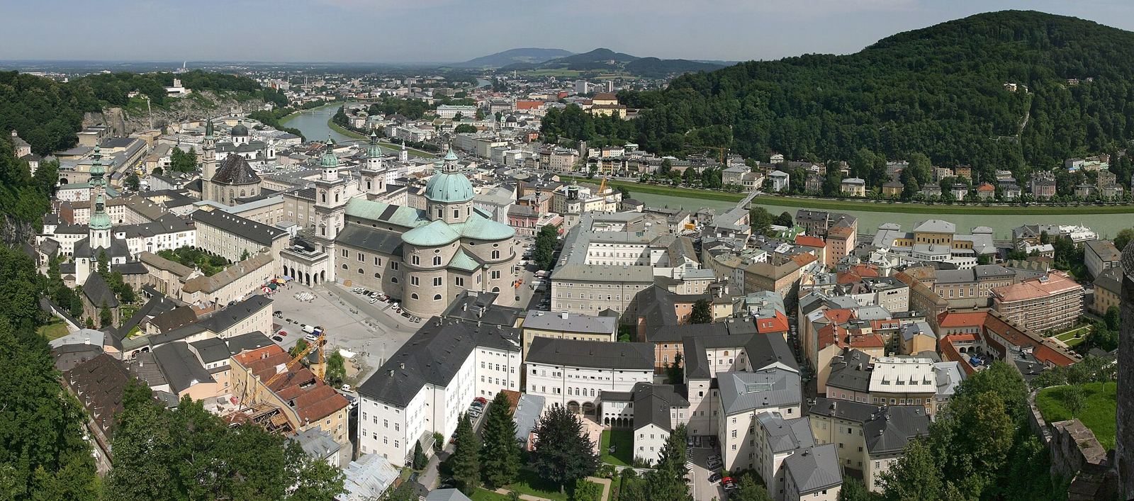 Vista panorámica del centro histórico de Salzburgo con el río Salzach y la Fortaleza de Hohensalzburg
