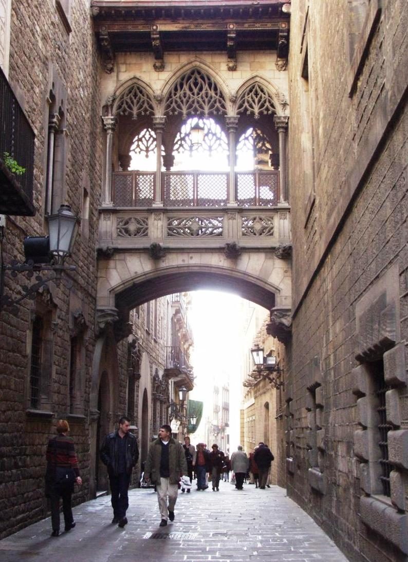 Puente gótico del Carrer del Bisbe en el Barrio Gótico de Barcelona