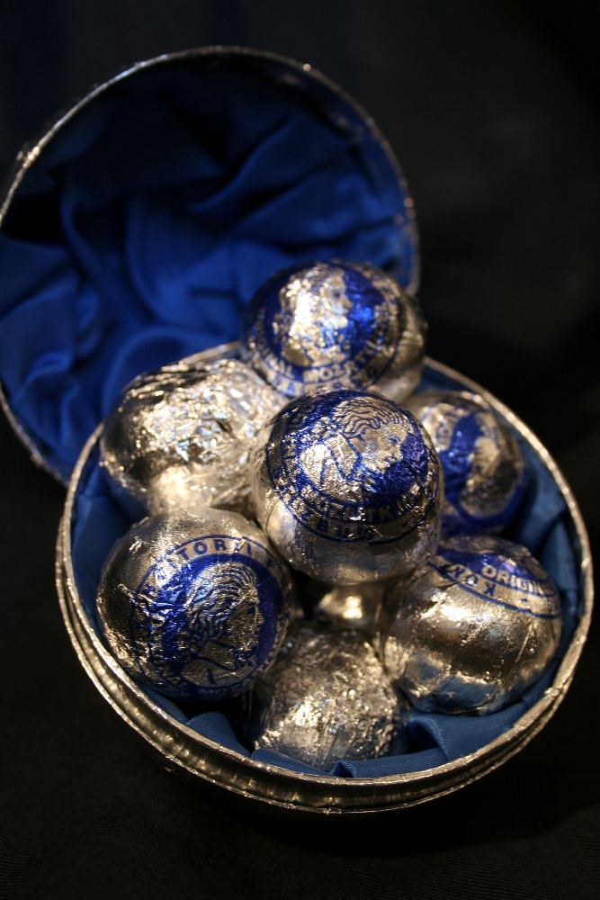 Original Salzburger Mozartkugel de la Konditorei Fürst en su envoltorio plateado y azul