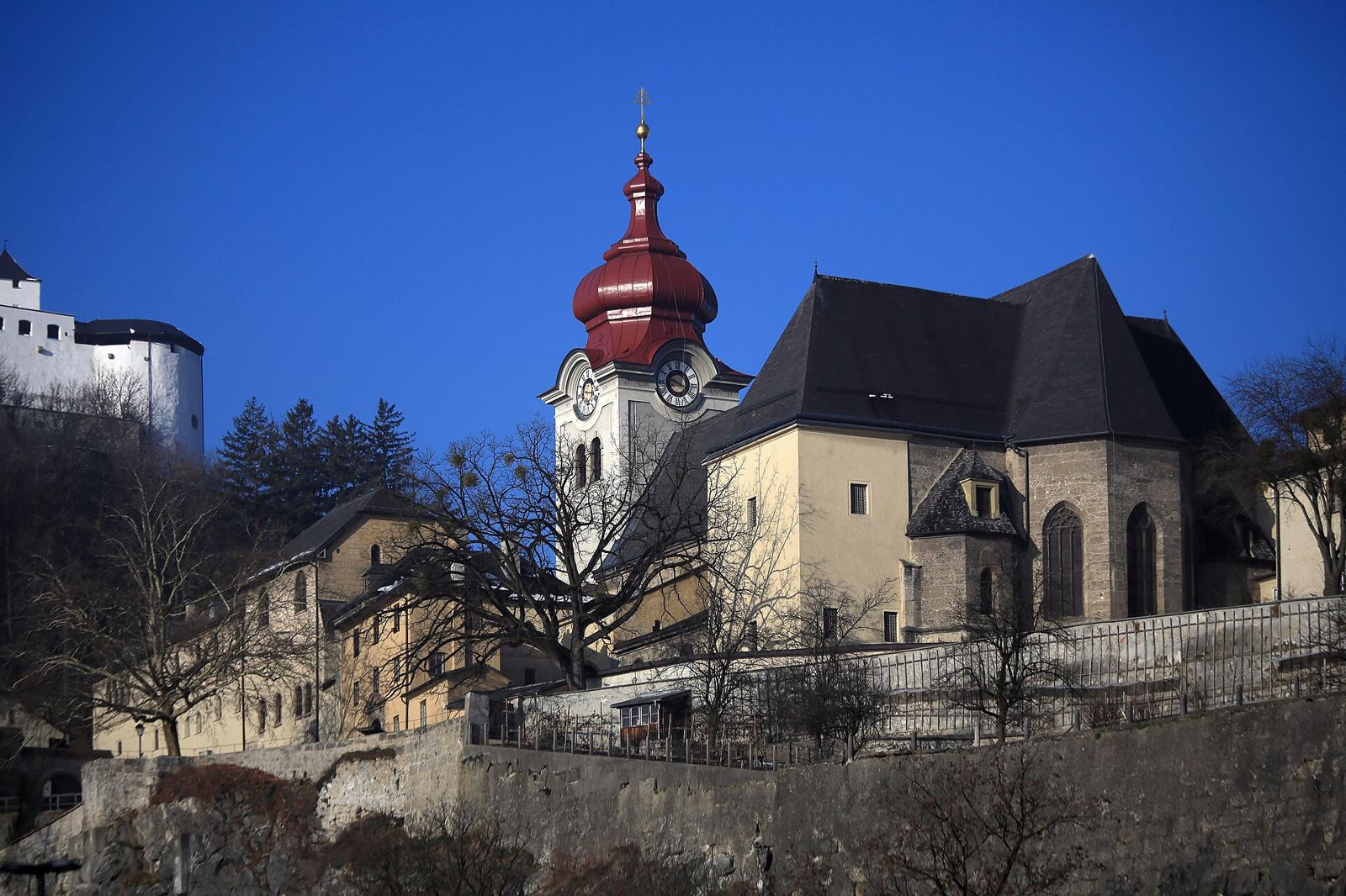 Iglesia y edificios del convento benedictino Stift Nonnberg en Salzburgo