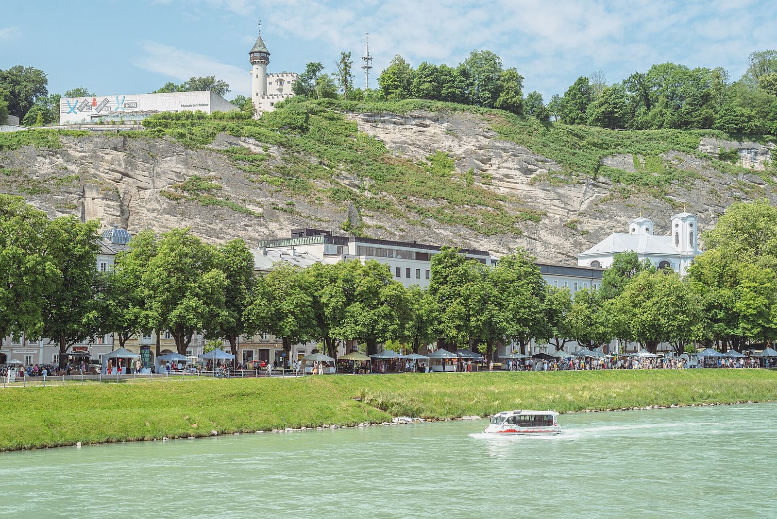 El río Salzach a su paso por Salzburgo con la orilla del casco antiguo