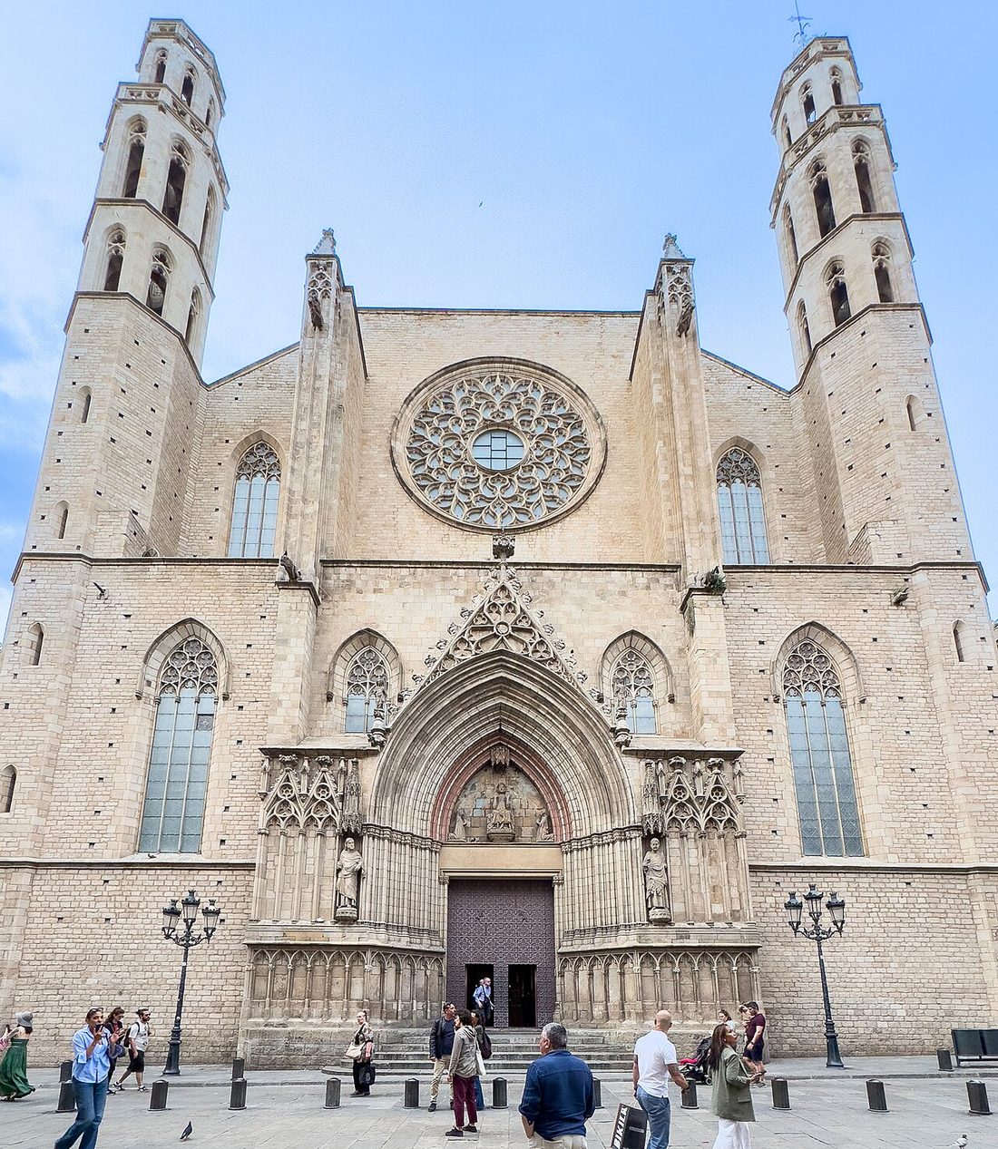 Interior gótico de la Basílica de Santa Maria del Mar en Barcelona