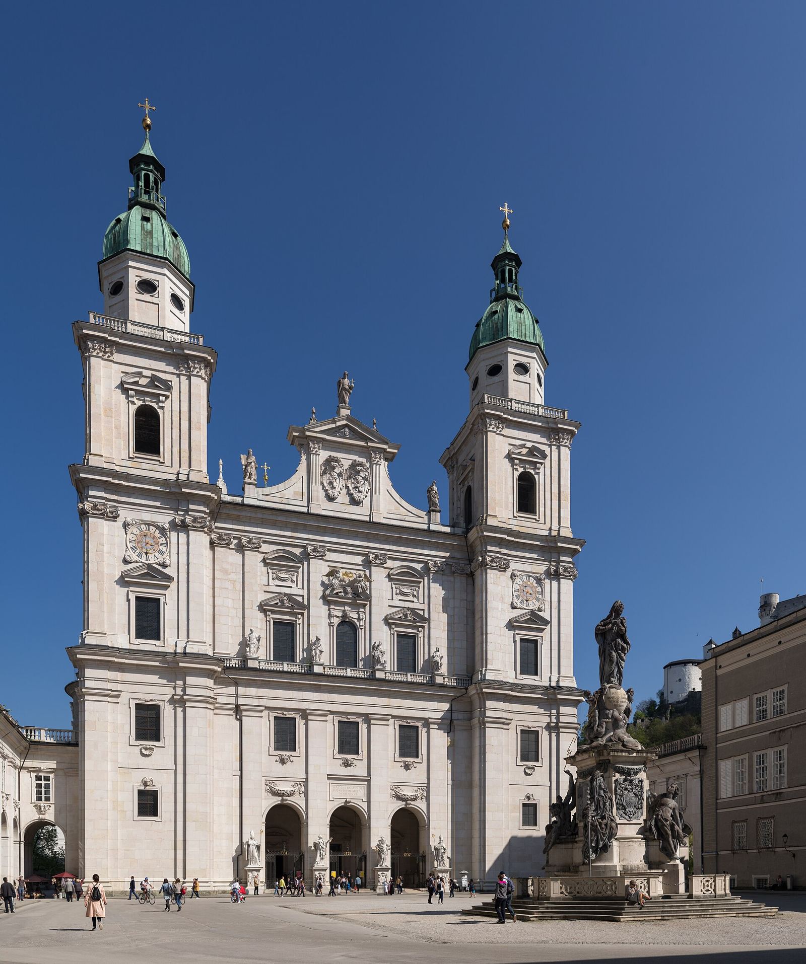 Fachada barroca y torres gemelas de la Catedral de Salzburgo