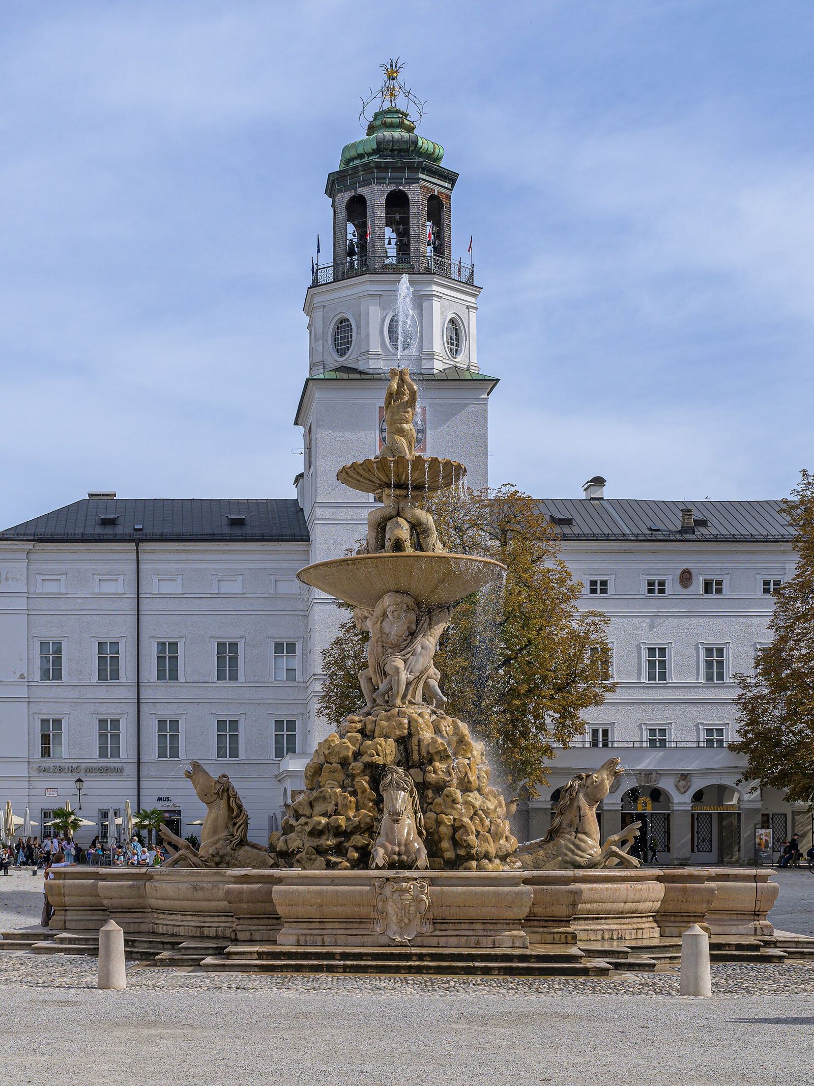 Fuente barroca Residenzbrunnen en la Residenzplatz de Salzburgo