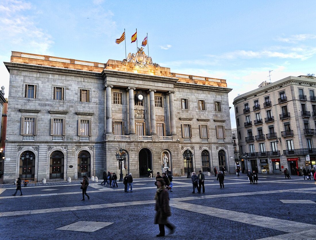 Plaça de Sant Jaume de Barcelona con la fachada del Ayuntamiento
