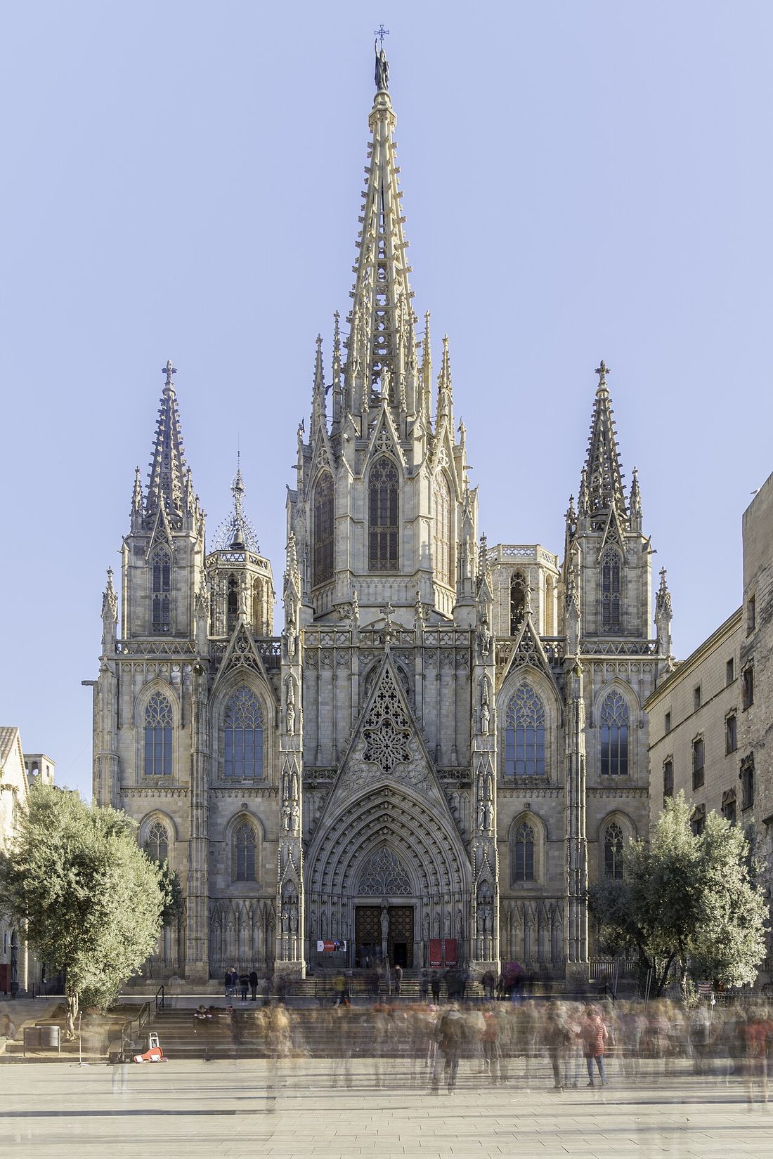 Fachada neogótica de la Catedral de la Santa Cruz y Santa Eulalia de Barcelona