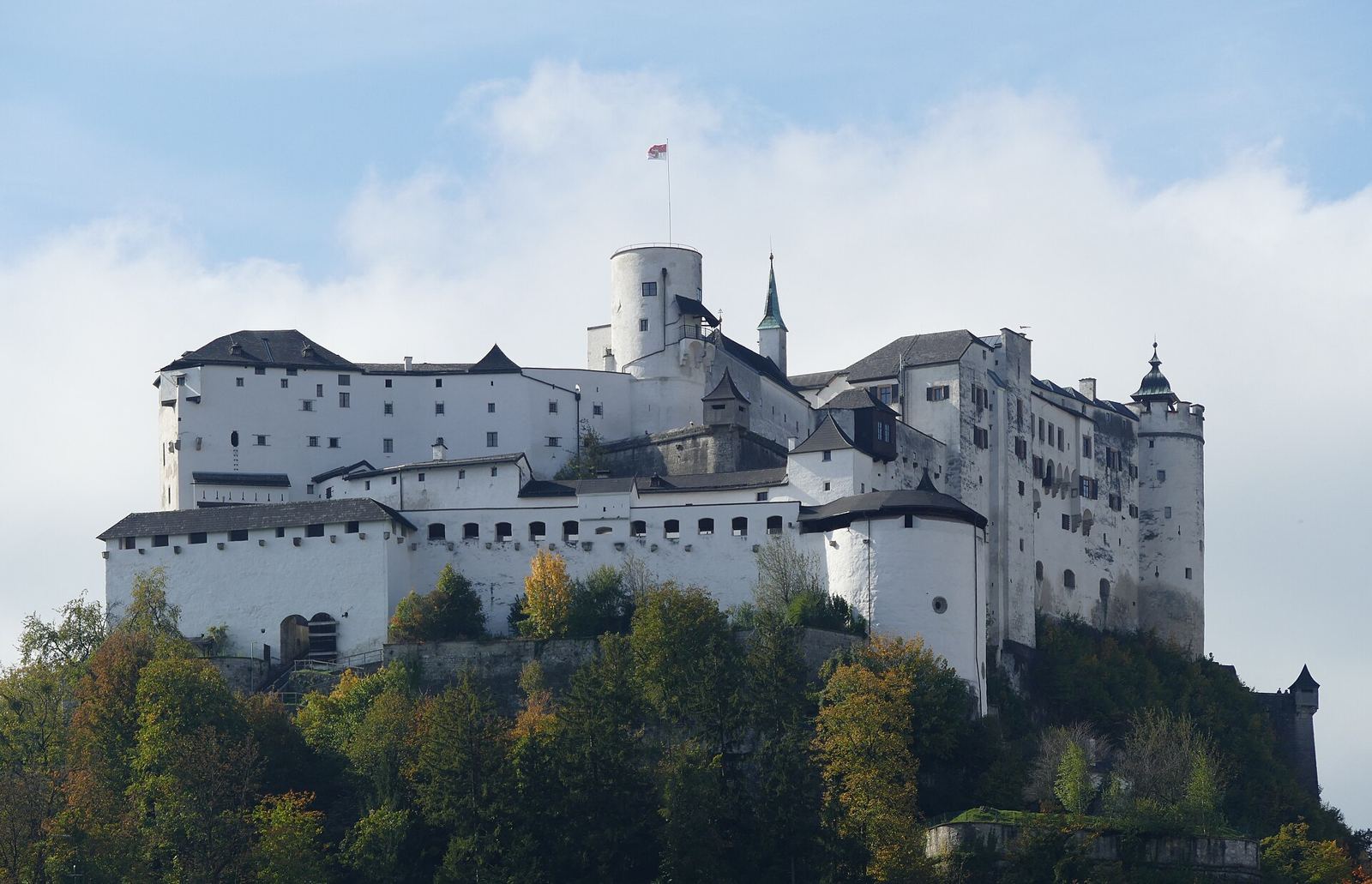 Fortaleza de Hohensalzburg sobre la colina que domina Salzburgo