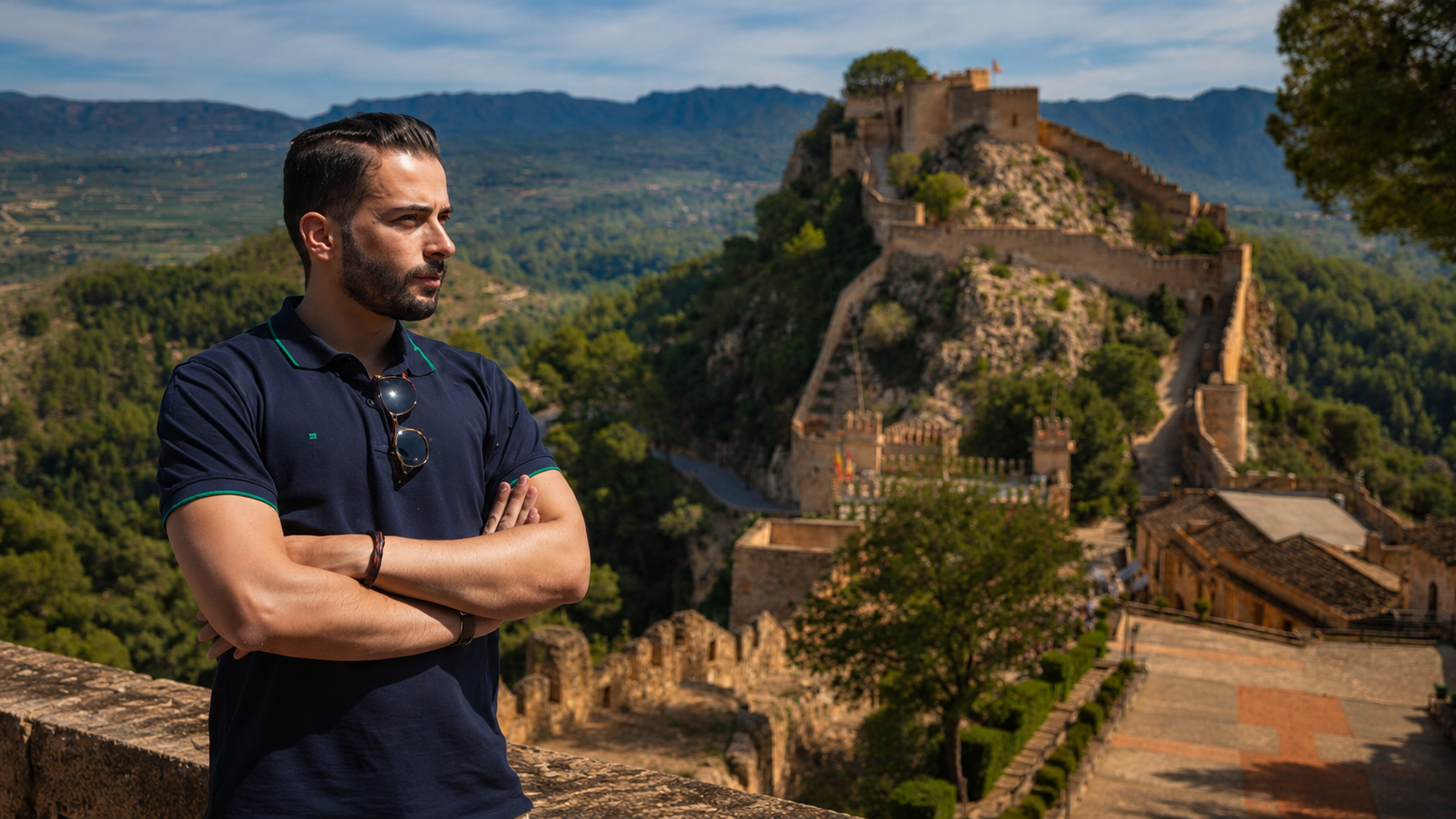 Presentador frente al Castillo de Xàtiva en Valencia