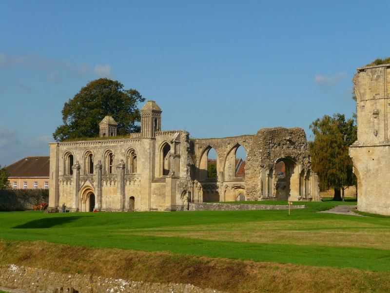 Arcos y muros de la Lady Chapel en la Abadía de Glastonbury