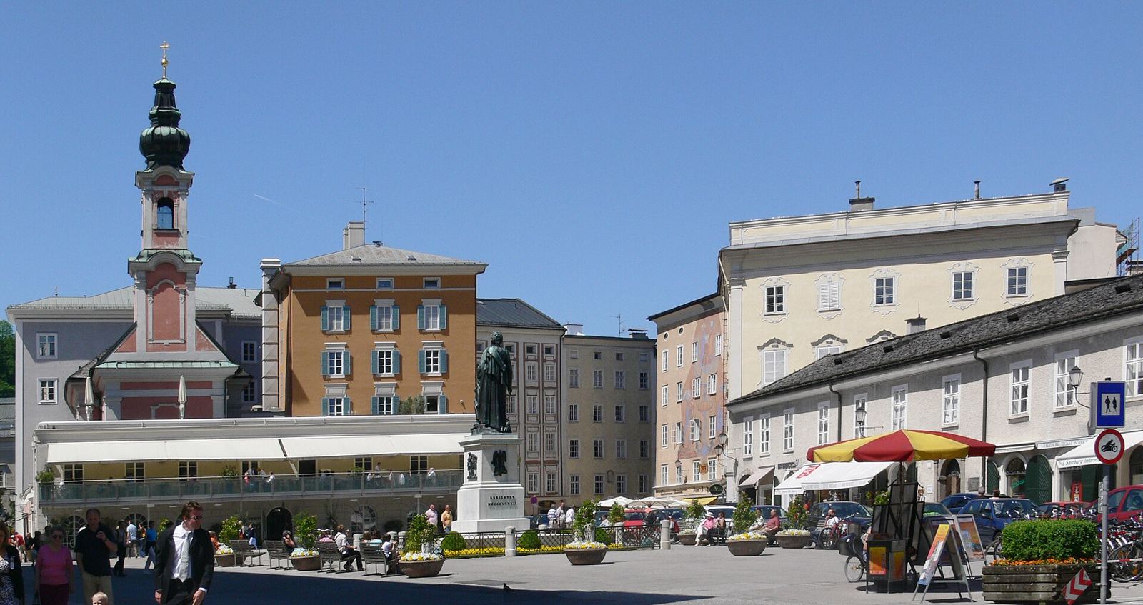 Estatua de Mozart en la Mozartplatz del centro histórico de Salzburgo
