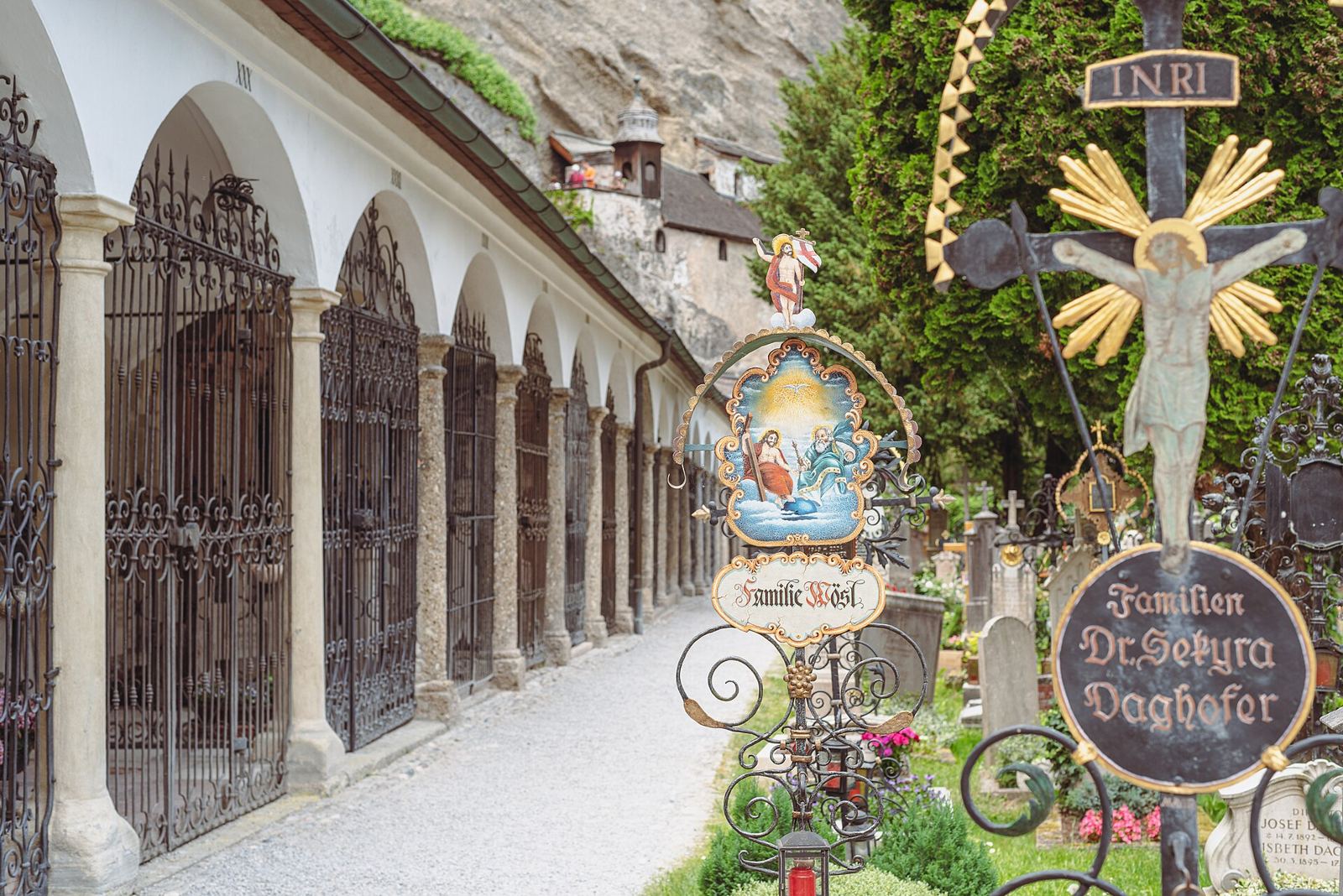 Arcadas y tumbas con cruces de hierro forjado del Cementerio de San Pedro en Salzburgo