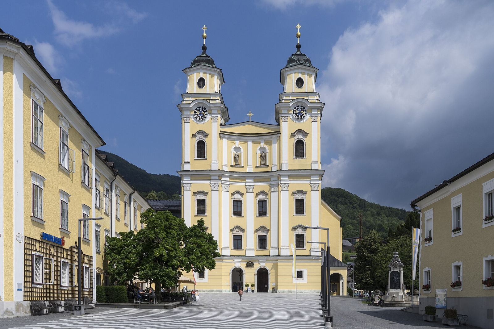 Fachada amarilla y torres gemelas de la Basílica de San Miguel de Mondsee