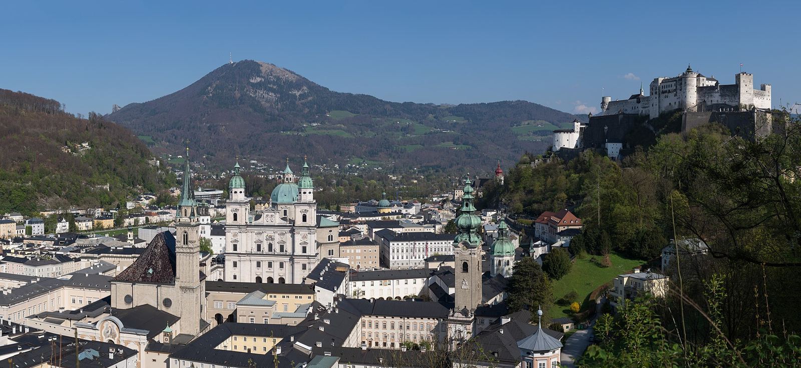 Panorámica del casco antiguo barroco de Salzburgo con sus cúpulas e iglesias
