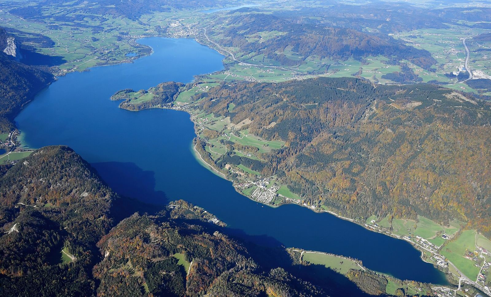 Vista aérea del lago Mondsee y los paisajes alpinos del Salzkammergut