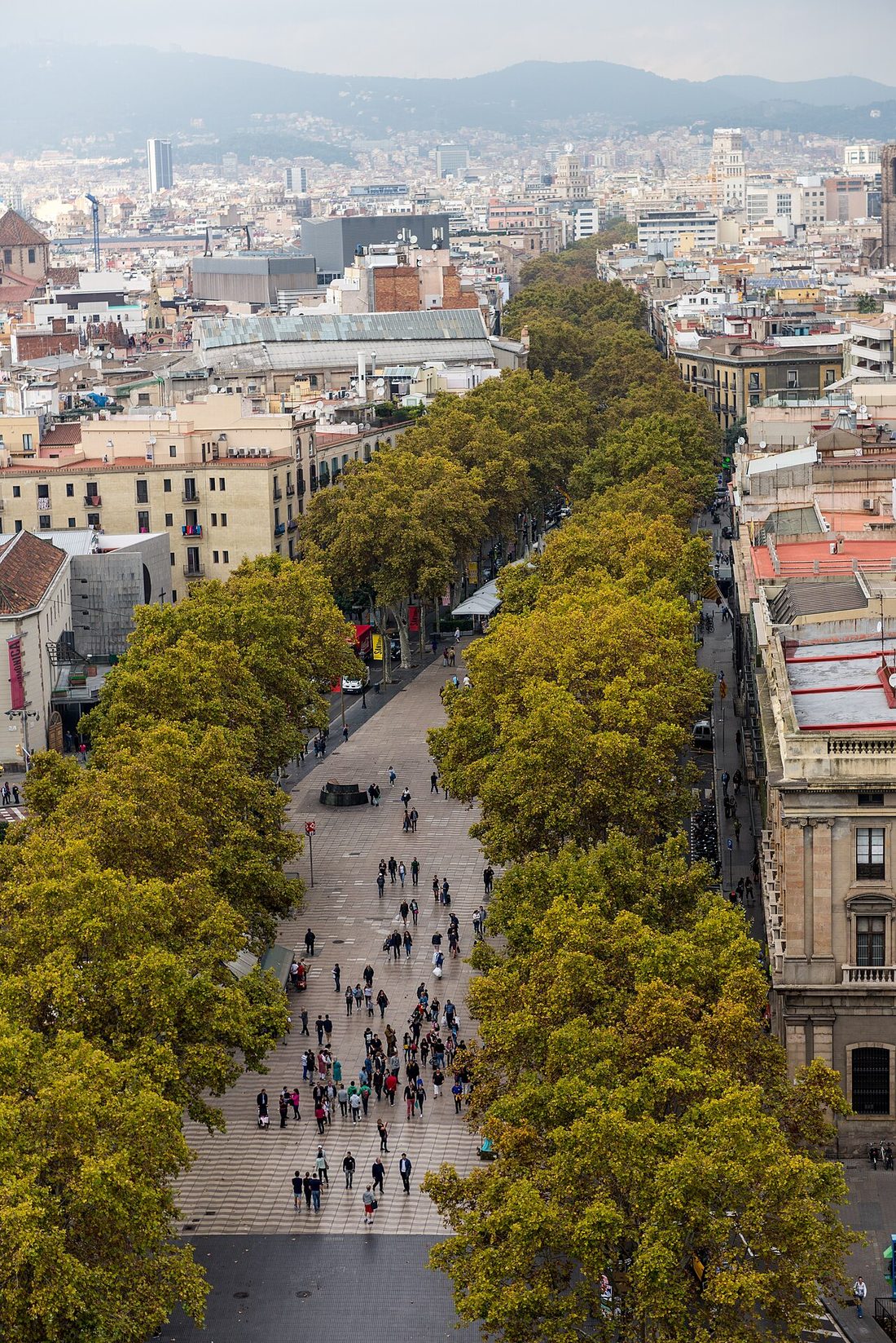 Vista de La Rambla de Barcelona desde el monumento a Colón