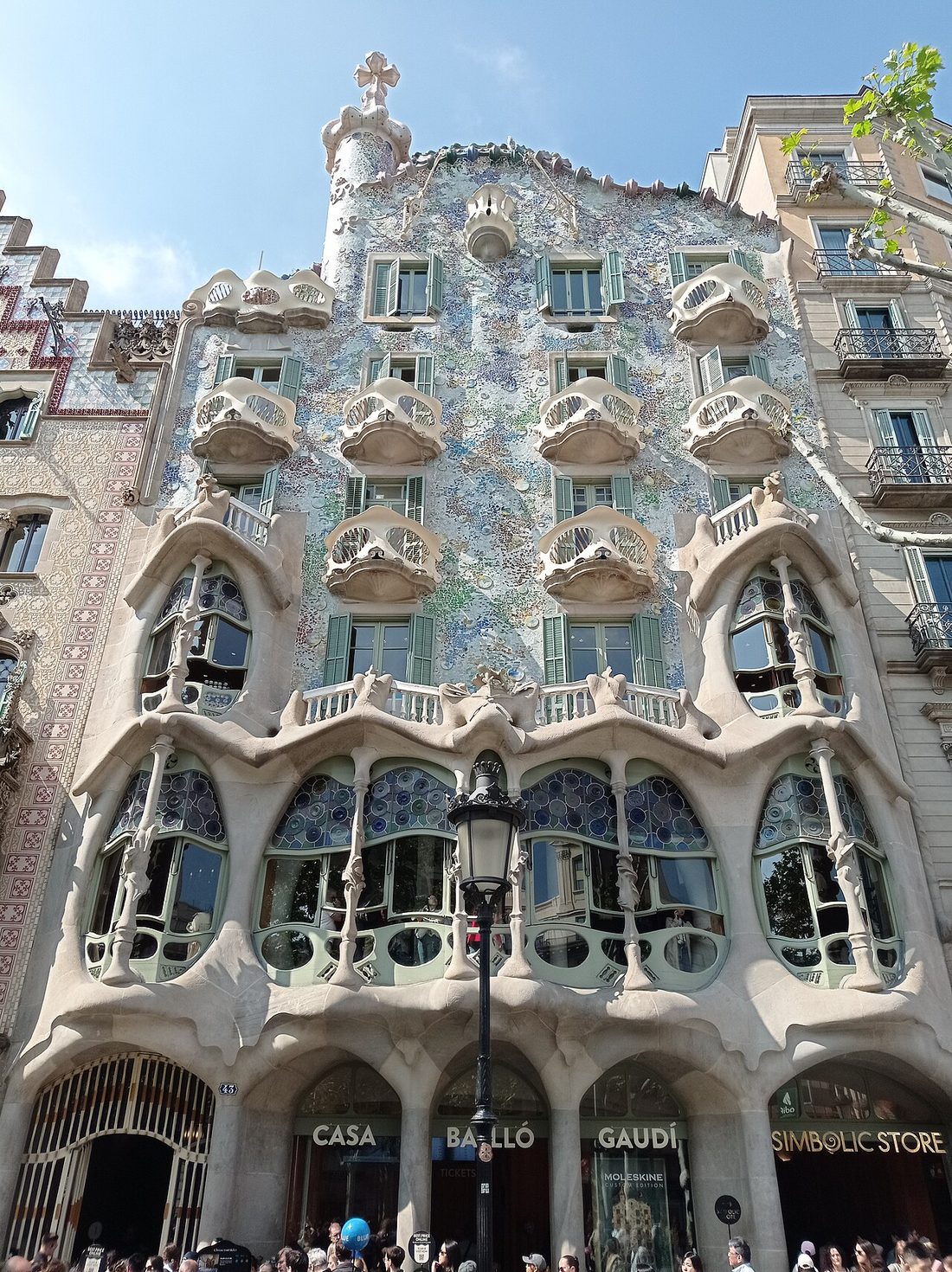 Fachada modernista y colorida de la Casa Batlló de Antoni Gaudí en Barcelona